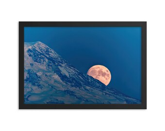 Rainier Moonrise en póster enmarcado