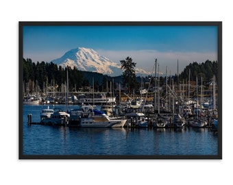 Montaña nevada sobre Marina Impresión enmarcada
