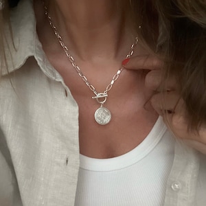 Chaîne à maillons avec fermoir à bascule et pendentif pièce de monnaie en argent sterling 925