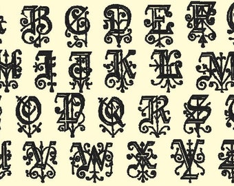 Puede incluir: Un conjunto completo de veintiséis letras mayúsculas negras de la A a la Z, representadas en una tipografía ornamentada de inspiración gótica con intrincados adornos decorativos y volutas que se extienden desde la base de cada carácter.
