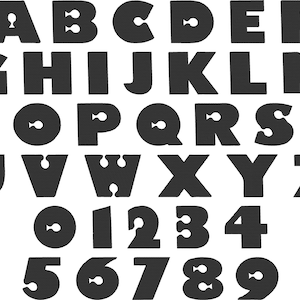 Può includere: Alfabeto e numeri in bianco e nero con un design a forma di pesce in ogni lettera e numero. Le lettere sono maiuscole e i numeri sono in un carattere grande.