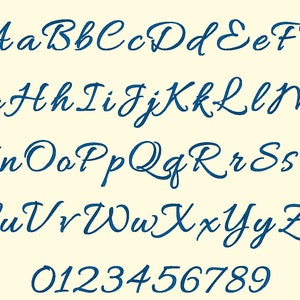 Könnte beinhalten: Ein komplettes Alphabet und die Zahlen 0-9 in einer eleganten, dunkelblauen Schreibschrift. Die Buchstaben werden auf einem cremefarbenen Hintergrund dargestellt. Die Schriftart eignet sich für Einladungen, Logos oder andere Designprojekte.