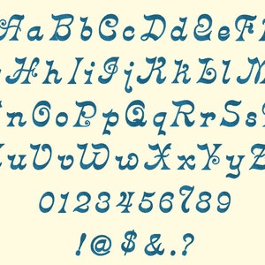 Può includere: Un alfabeto e numeri blu in un font corsivo. Le lettere e i numeri sono stilizzati con fioriture e volute. Il font ricorda uno stile vintage o retrò.