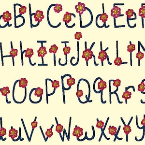 Könnte beinhalten: Ein komplettes Alphabet in Groß- und Kleinbuchstaben, handgezeichnet in Dunkelblau. Jeder Buchstabe ist mit einer kleinen, rot-goldenen Blume verziert. Der Hintergrund ist hellgelb.