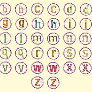 Pode incluir: Um alfabeto colorido com cada letra em um círculo roxo com um contorno branco e uma borda roxa dentada. As letras são de várias cores e estilos.