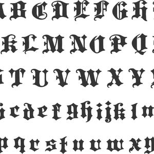 Könnte beinhalten: Schwarze Frakturschrift-Alphabet mit Groß- und Kleinbuchstaben. Die gotischen Buchstaben haben verzierte Serifen und dicke Striche. Die Buchstaben sind in Reihen angeordnet, wobei die Großbuchstaben oben und die Kleinbuchstaben unten stehen.
