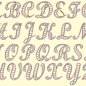 Puede incluir: Un alfabeto completo en una fuente cursiva decorativa. Las letras son de color púrpura claro con un diseño similar a una celosía, sobre un fondo amarillo pálido. Las letras están en mayúsculas y dispuestas en filas.