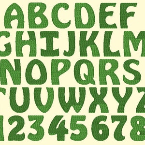Puede incluir: Alfabeto y números bordados en verde en un estilo de fuente caprichoso. Las letras y los números están delineados en blanco y tienen una apariencia texturizada.