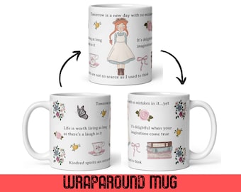Könnte beinhalten: Weiße Keramiktasse mit einem umlaufenden Design, das ein Mädchen mit roten Haaren, einen Schmetterling, Blumen, Teetassen, Bücher und Text zeigt, der "Morgen ist ein neuer Tag ohne Fehler...noch" und "Das Leben ist es wert, gelebt zu werden, solange es Lachen gibt" lautet.