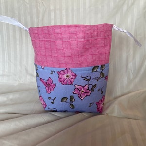 Bolsa de tricô com estampa floral de petúnia: bolsa com cordão feita à mão