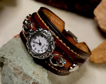 Reloj para mujer de pulsera Steampunk hecho a mano de cuero. Fabricado con cuero de alta calidad curtido de forma vegetal. M006