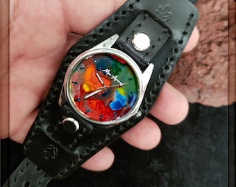 Un reloj de pulsera único: nuestra creación de correa de cuero hecha a mano con su original esfera pintada también a mano.