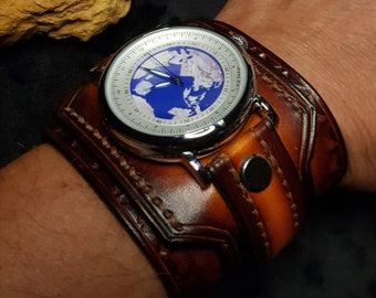 Un reloj de pulsera único: nuestra creación de correa de cuero hecha a mano con su original esfera del globo terraqueo.