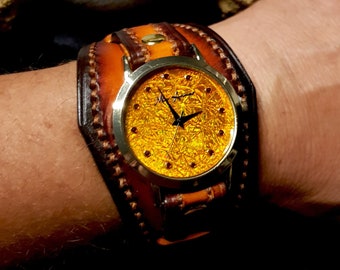 Un reloj de pulsera único: nuestra creación de correa de cuero hecha a mano con su original esfera hecha también a mano.