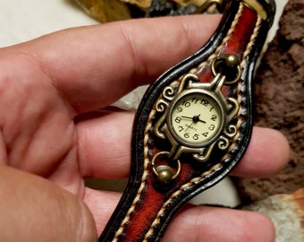 Reloj para mujer de pulsera Steampunk hecho a mano de cuero. Fabricado con cuero de alta calidad curtido de forma vegetal. M005