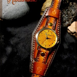 Eine einzigartige Armbanduhr: handgefertigten Lederarmbands mit einer originell handgemachte Holo Zifferblatt.