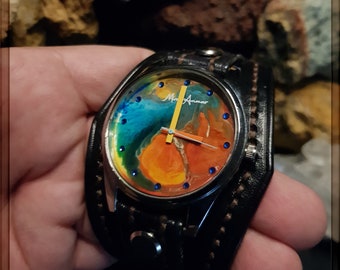 Un reloj de pulsera único: nuestra creación de correa de cuero hecha a mano con su original esfera pintada también a mano.