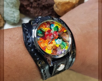 Un reloj de pulsera único: nuestra creación de correa de cuero hecha a mano con su original esfera pintada también a mano.