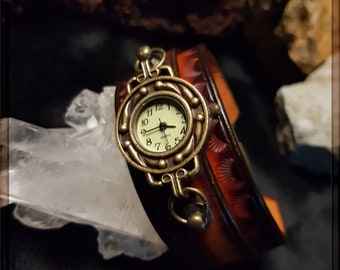 Reloj para mujer de pulsera Steampunk hecho a mano de cuero. Fabricado con cuero de alta calidad curtido de forma vegetal. M004
