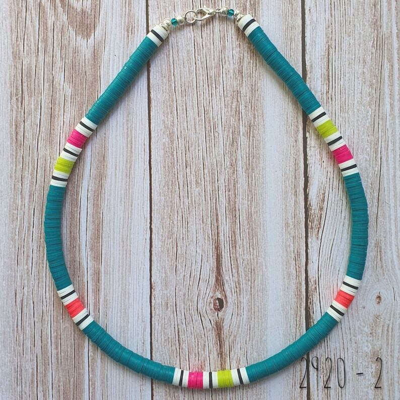 Collier de plage. Collier heishi vert jade foncé. Ras de cou