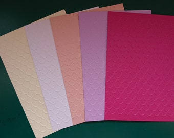 Geprägte-Schuppen-Papierkarte-Kartenherstellung-Farbwahl-Grußkarten-Geschenkkarten-Prägepapier-Leinen Optik-basteln-Scrapbooking-Meerjungfra