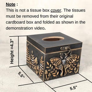 Puede incluir: Caja de pa&ntilde;uelos cuadrada de madera negra con relieve dorado de una polilla y setas. Incluye un cierre met&aacute;lico y una abertura ovalada. Dimensiones: 10,9 cm de alto, 14 cm de ancho y 14 cm de fondo. Texto: Note: This is not a tissue box cover. The tissues must be removed from their original cardboard box and folded as shown in the demonstration video.