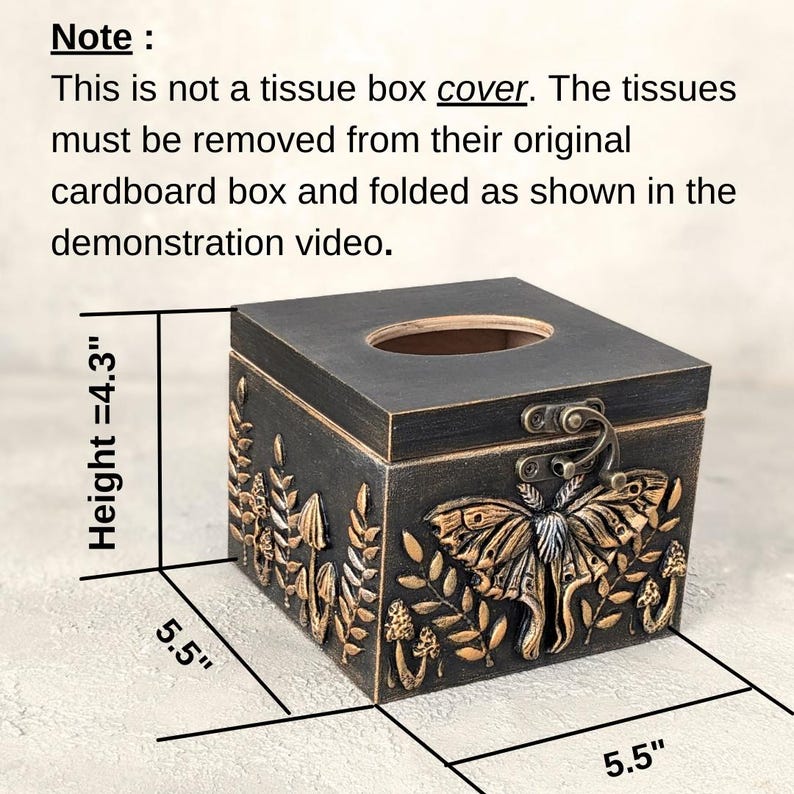Puede incluir: Caja de pa&ntilde;uelos cuadrada de madera negra con relieve dorado de una polilla y setas. Incluye un cierre met&aacute;lico y una abertura ovalada. Dimensiones: 10,9 cm de alto, 14 cm de ancho y 14 cm de fondo. Texto: Note: This is not a tissue box cover. The tissues must be removed from their original cardboard box and folded as shown in the demonstration video.