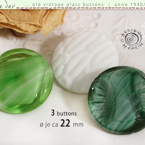 3 stora vintage glasknoppar från 1950-/60-talet - set i vitt och grönt - olika designer - ca 22 mm diameter styck - Nr 2611