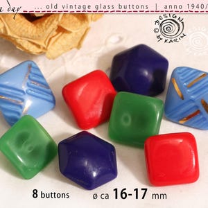 Könnte beinhalten: Eine Sammlung von acht Vintage-Glasknöpfen in quadratischer und sechseckiger Form. Die Knöpfe sind in Rot, Grün und Blau gehalten, wobei zwei hellblaue Knöpfe goldfarbene diagonale Linien aufweisen. Jeder Knopf hat einen Durchmesser von 16-17 mm.