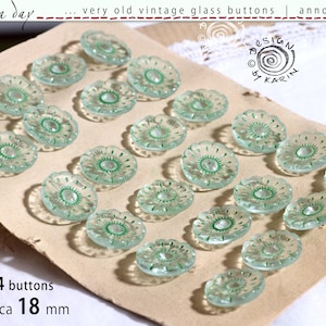 24 botones de cristal antiguos vintage de 1940 - cristal transparente, verde pálido pintado a mano - sobre cartón original - ø cada uno aprox. 18 mm - N.º 598