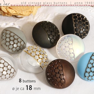 Könnte beinhalten: Acht Vintage-Glas-Knöpfe aus den 1940er bis 1960er Jahren in Grau-, Schwarz-, Weiß-, Braun- und Blautönen. Jeder Knopf, mit einem Durchmesser von ca. 1,8 cm, hat ein dekoratives Design. Der Text "rosa day" und "8 buttons" ist sichtbar.