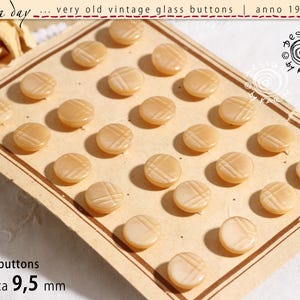 24 botones de cristal antiguos vintage de 1940 - cristal color caramelo sobre cartón original - ø cada uno aprox. 9,5 mm - N.º 630