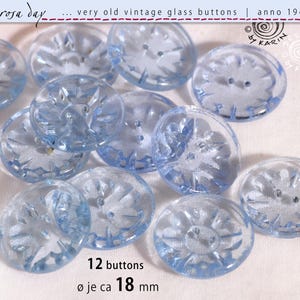 Könnte beinhalten: Zwölf Vintage-Glasknöpfe in hellblauer Farbe mit Blumenmuster. Die Knöpfe haben einen Durchmesser von etwa 18 mm.