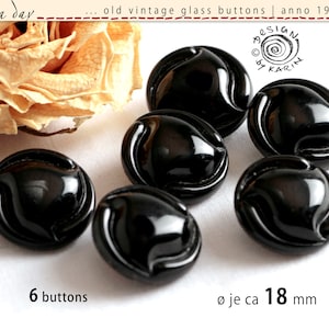 Könnte beinhalten: Sechs schwarze Glasknöpfe mit einem Wirbelmuster. Jeder Knopf hat einen Durchmesser von etwa 18 mm.  "DESIGN by KARIN" steht oben im Bild.