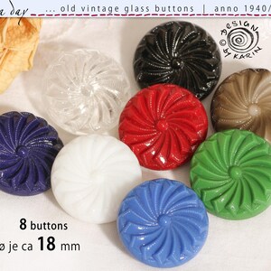 Könnte beinhalten: Eine Sammlung von acht alten Vintage-Glas-Knöpfen in verschiedenen Farben, darunter Schwarz, Rot, Grün, Blau und Weiß. Jeder Knopf hat ein Spiraldesign und misst etwa 1,8 cm im Durchmesser. Die Knöpfe stammen aus den 1940er, 1950er und 1960er Jahren.