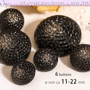 Könnte beinhalten: Sechs Vintage-Knöpfe aus schwarzem Glas mit strukturiertem Spiraldesign. Die Knöpfe variieren in der Größe von ca. 11-22 mm Durchmesser. Das Bild enthält den Text "old vintage glass buttons" und "6 buttons."