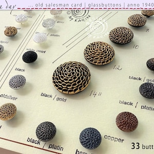 33 oude verzamelglazen knopen uit de jaren 40/50 op een voorbeeldkaart - twee indrukwekkende ontwerpen - ø vanaf ca. 11-31 mm - Nr. 796