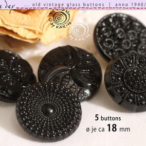 Könnte beinhalten: Fünf antike schwarze Glas Knöpfe mit aufwendigen geprägten Designs. Die Knöpfe, aus den Jahren 1940-1960, weisen verschiedene Muster auf, darunter florale und geometrische Formen. Jeder Knopf hat einen Durchmesser von ca. 1,8 cm, ideal für Vintage-Nähprojekte.