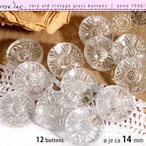 Könnte beinhalten: Zwölf alte, klare Glas Knöpfe mit floralem Design. Jeder Knopf hat einen Durchmesser von ca. 14 mm. Der Text im Bild weist auf die 1940er/50er Jahre als Herstellungszeitraum hin.