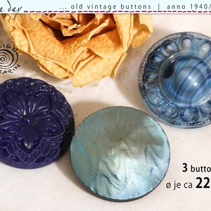 3 grote vintage glazen knoppen uit de jaren 50/60 - diverse designs - in verschillende blauwtinten - ca. 22 mm diameter per stuk - nr. 2543