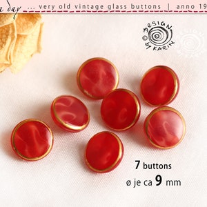 Op de afbeelding: Zeven ronde rode glazen knopen met een goudkleurige rand. Elke knoop heeft een gladde, licht gemarmerde oppervlaktestructuur. De tekst op de afbeelding luidt: rosa day, very old vintage glass buttons, anno 1930/40, design by karin, 7 buttons, ø je ca 9 mm.