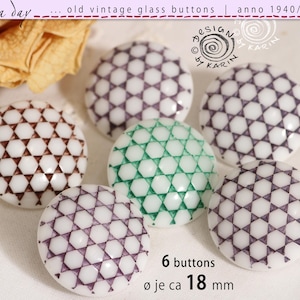 以下が含まれることがあります： 白を基調に、茶色、緑、紫の幾何学的な星模様が施された、6つのヴィンテージガラスボタン。 各ボタンの直径は約18mmです。 画像のテキストは「rosa day... old vintage glass buttons | anno 1940/50/60」と表示されています。