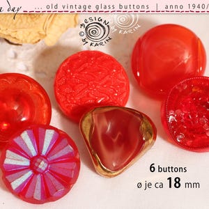 Könnte beinhalten: Sechs alte rote Glas Knöpfe aus den Jahren 1940/50/60 mit verschiedenen Designs. Ein Knopf hat einen goldenen Rand. Jeder Knopf hat einen Durchmesser von ca. 18 mm. Der Text "rosa day" und "design by Karin" sind im Bild zu sehen.