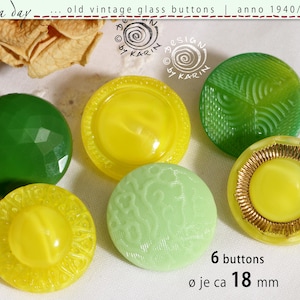 Può includere: Sei bottoni vintage in vetro, nei toni del verde e del giallo. I bottoni presentano vari design, tra cui superfici sfaccettate, strutturate e decorate. Ogni bottone misura circa 1,8 cm di diametro. L'immagine include il testo "old vintage glass buttons | anno 1940/50/60".