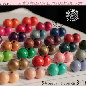 A-367 | 94 oude houten kralen genaaid op monsterkaart in 1960 | mooie kleur glazuren | Ø van ongeveer 3-16 mm