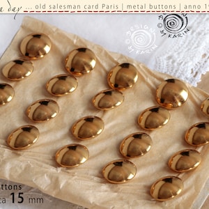 20 oude fijne metalen knopen uit 1950/60 op staalkaart - Paris - goudkleurig hoogglans - met oogje - ø ca. 15 mm per stuk - nr. 0474