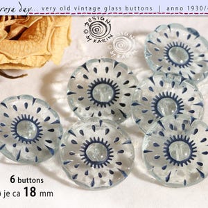 Puede incluir: Seis botones de vidrio vintage con diseño floral. Los botones transparentes tienen un patrón floral azul y un diámetro de aproximadamente 18 mm. El texto de la imagen dice "rosa day... very old vintage glass buttons | anno 1930/40".