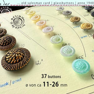 37 oude verzamelglazen knopen uit 1940 op een voorbeeldkaart - zelfde fraaie design - fijne kleuren - ø vanaf ca. 11-26 mm - Nr. 699