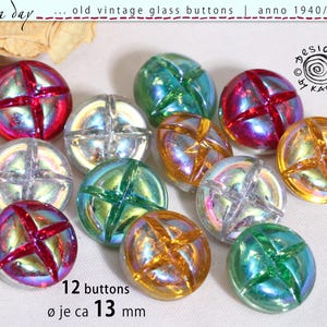 Może przedstawiać: Kolekcja dwunastu starych szklanych guzików w różnych opalizujących kolorach, w tym czerwonym, zielonym i złotym. Każdy guzik ma krzyżowy wzór i mierzy około 13 mm średnicy. Widoczny jest tekst "old vintage glass buttons".