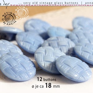 Könnte beinhalten: Zwölf hellblaue, ovale Vintage-Glas-Knöpfe mit einem Korbgeflechtmuster. Jeder Knopf hat einen Durchmesser von ca. 18 mm. Der Text "rosa day" und "Design by Karin" ist sichtbar. Hergestellt im Jahr 1940.